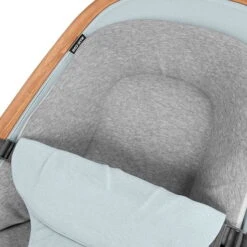 Maxi-Cosi Kori Wippe Essential Grey 16 Maxi-Cosi Kori Wippe Essential Grey -Babyartikelgeschäft 2835050110u1y2020 2020 bouncer kori grey essentialgrey newbornpillow side