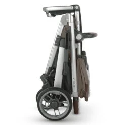 UPPAbaby Cruz V2 Sportwagen Theo Dark Taupe 22 UPPAbaby Cruz V2 Sportwagen Theo Dark Taupe -Babyartikelgeschäft cruz23 tho folded 2984x4268 a4d66f5
